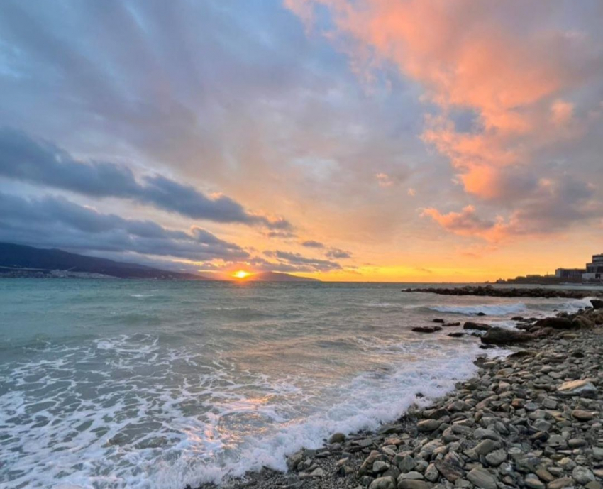 Погода в Новороссийске: всё ещё тепло и можно лежать на пляже 