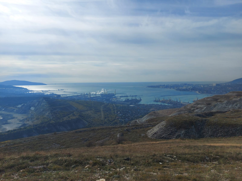 Погода в Новороссийске ясная, но немного ветреная
