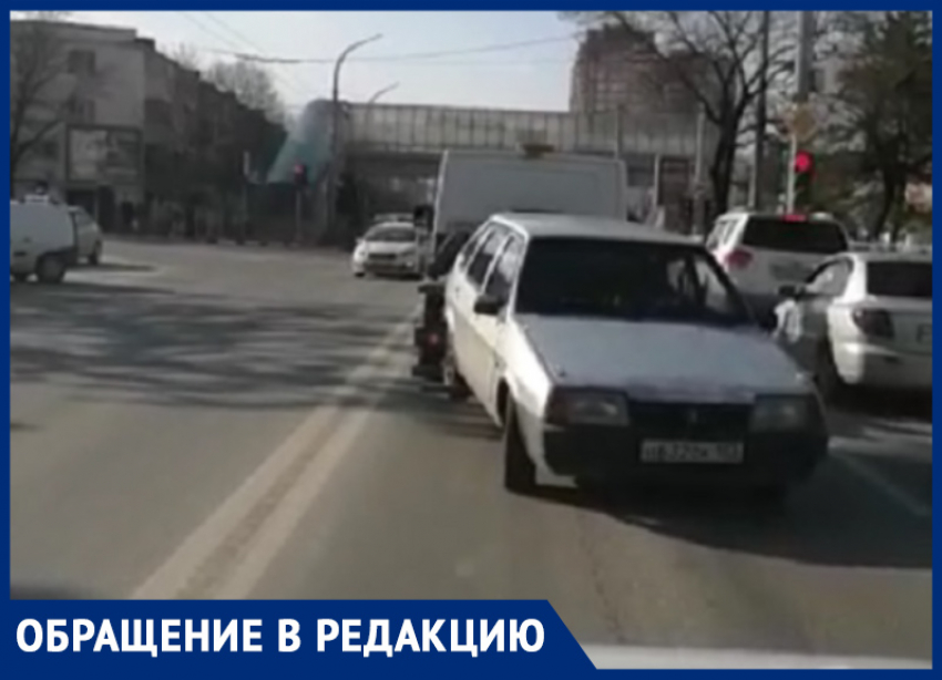 Эвакуатор протащил машину боком по Новороссийску