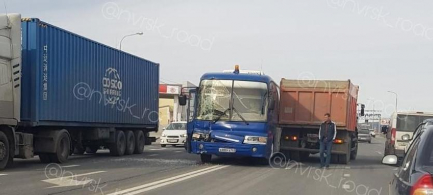 Автобус протаранил несколько автомобилей в Новороссийске
