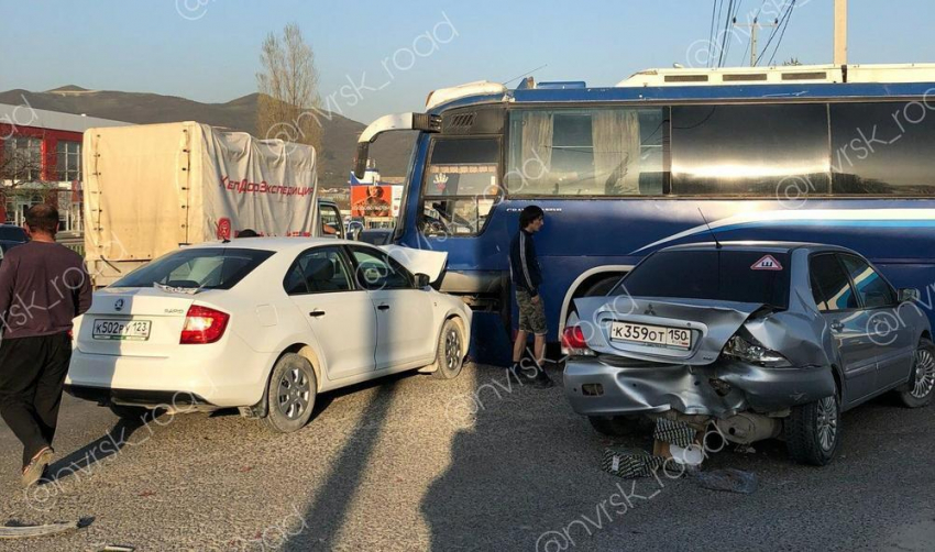 Две легковушки воткнулись в туристический автобус на въезде в Новороссийск