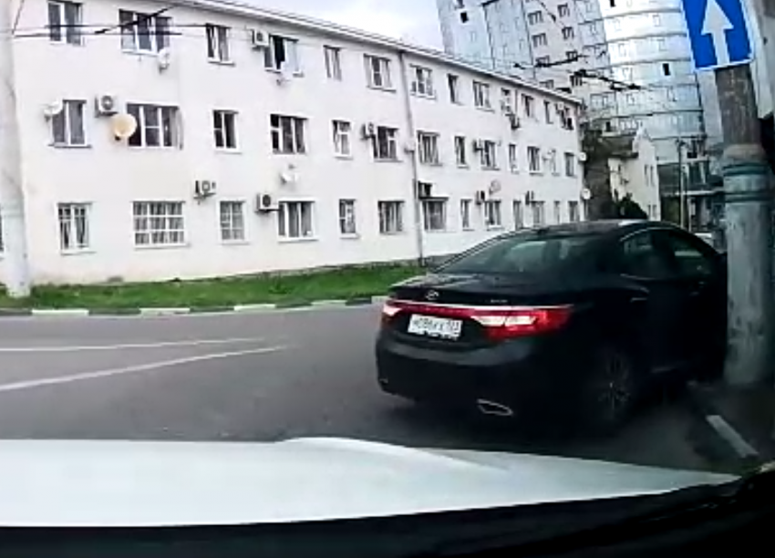 Столб не помешал движению водителя в Новороссийске