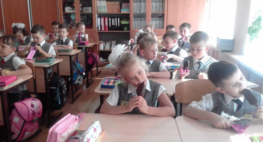 Сладкий и веселый урок для первоклашек  организовал Владимир Черноситов в школе № 40