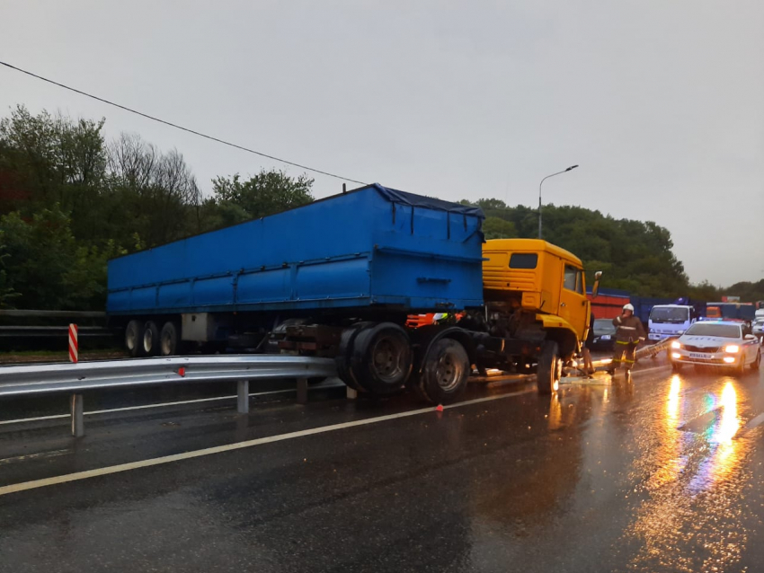 Водитель не учел погодные условия: подробности аварии с участием фуры в Новороссийске 