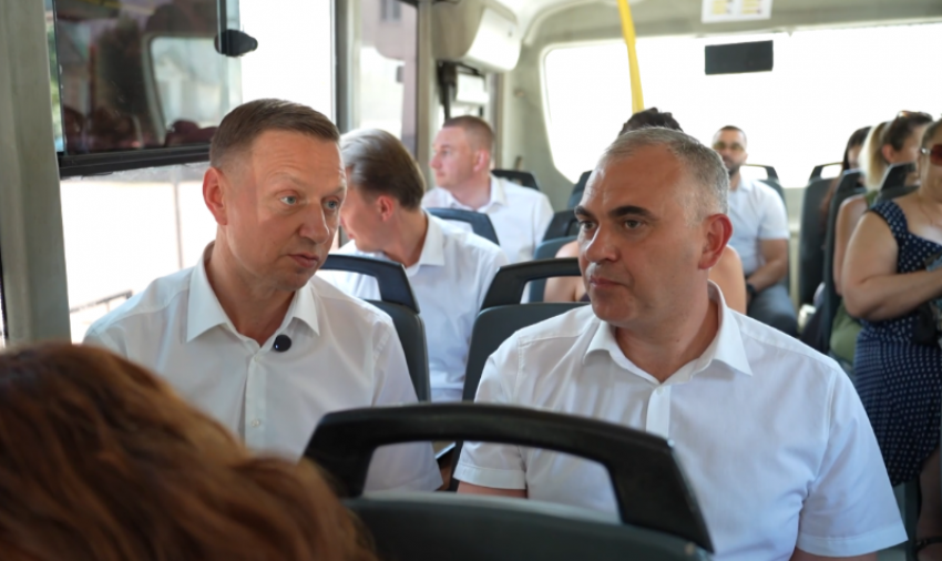Жарко, нет мусорки: глава Новороссийска покатался по городу на маршрутке