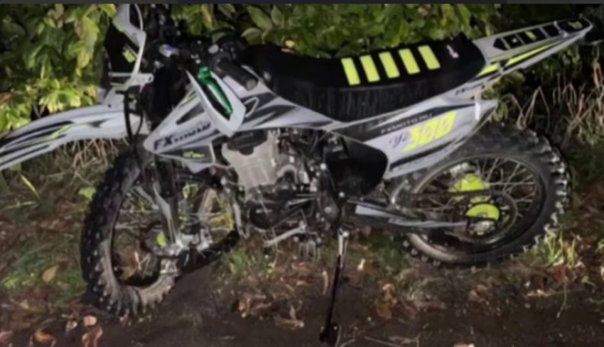Врезался в дерево и разбился: житель станицы катался ночью на кроссовом мотоцикле
