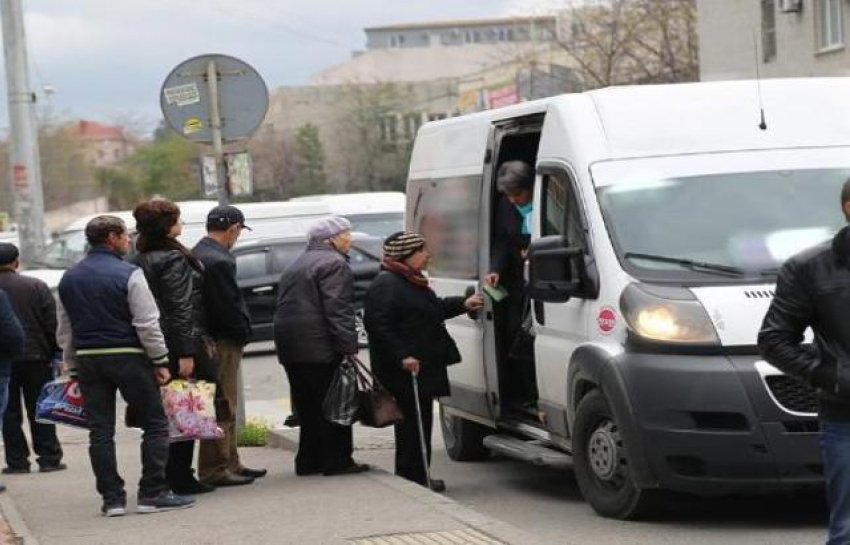Беспредел продолжается: водитель маршрутки чуть не сбил пешехода и показал ему средний палец в Новороссийске
