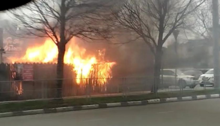 На углях: пожар разбушевался в павильоне с шаурмой в Новороссийске 