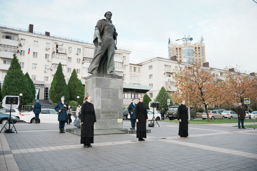 Бессмертен: новороссийцы почтили память павших героев в День Неизвестного солдата