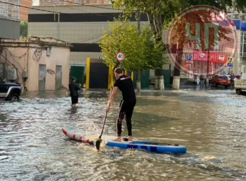 По улице на SUP-е: новороссийцы с юмором пережили потоп 