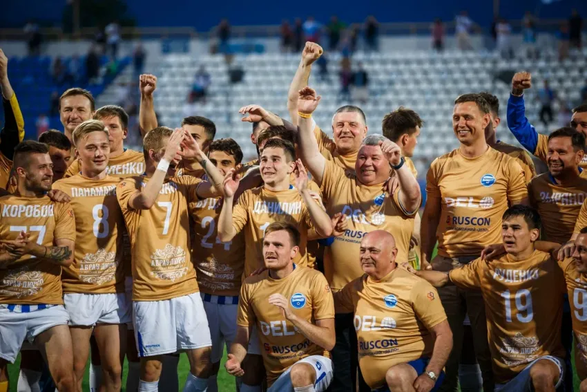  Футболисты, тренеры и болельщики ликуют: «Черноморец» одержал победу