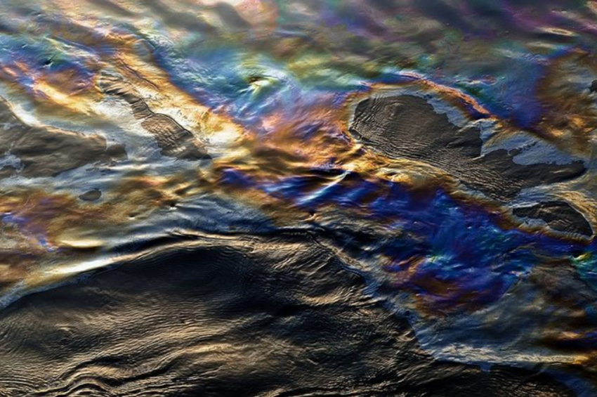 Радужное пятно площадью 40 тысяч квадратных метров нашли в море Новороссийска 