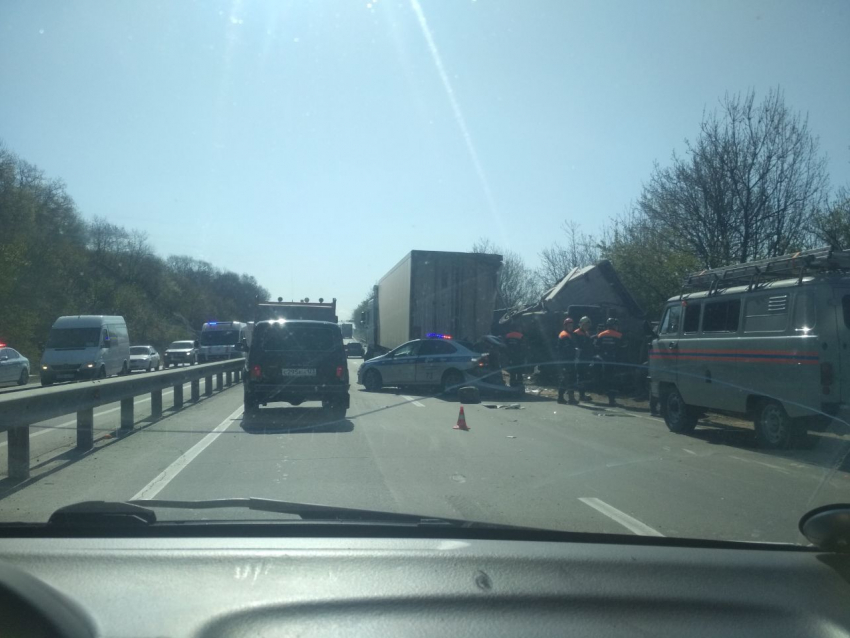 Авария с участием ДПС и трёх грузовиков произошла на Волчьих воротах