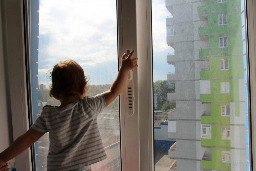 Трехлетний малыш выпал из окна в Новороссийске 