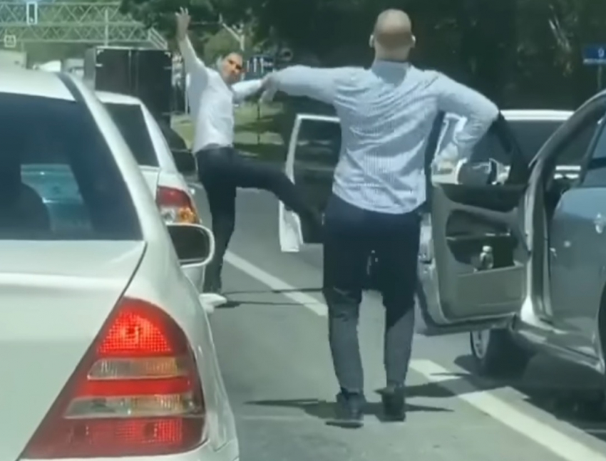 Что еще делать в пробке: в Новороссийске двое мужчин танцевали лезгинку прямо на дороге