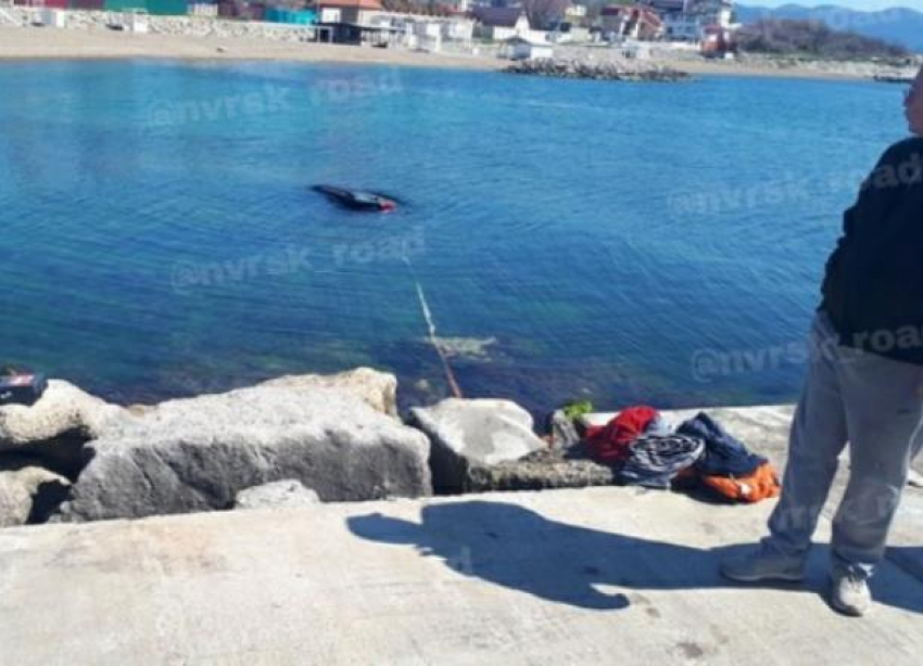 Открыли сезон: на пляже Новороссийска утонул джип