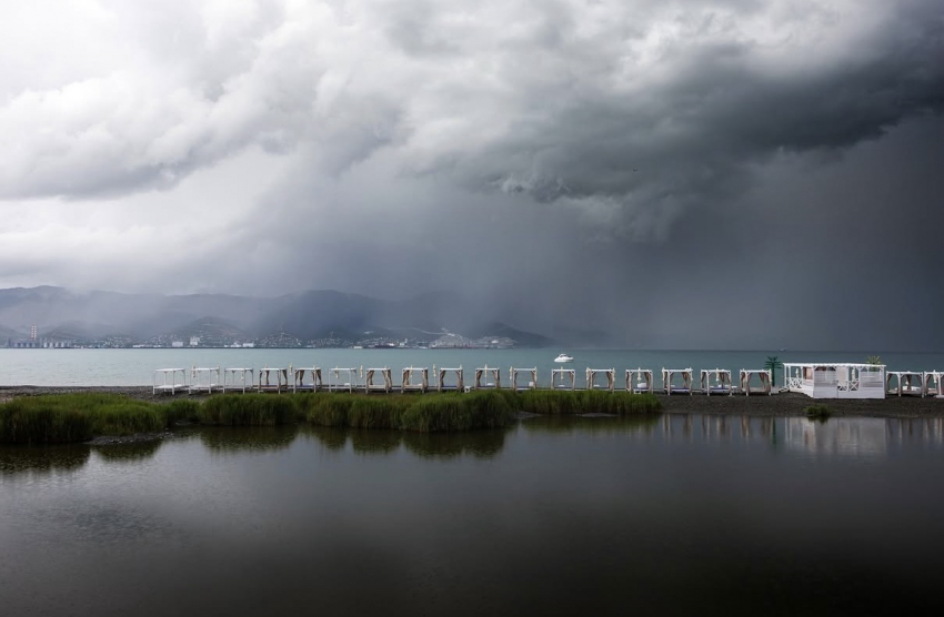 Погода в Новороссийске в понедельник: ветер, дождь и серое небо 