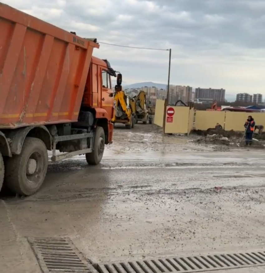 В Новороссийске строительная техника уничтожила дорогу и превратила ее в полосу препятствий 