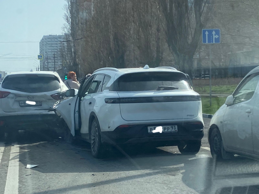 Четыре машины «поцеловались» в Новороссийске: собирается пробка 
