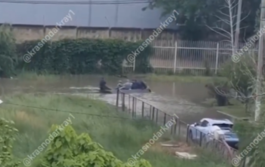 В Краснодаре плавают по улицам в лодках: на Кубани ввели ЧС