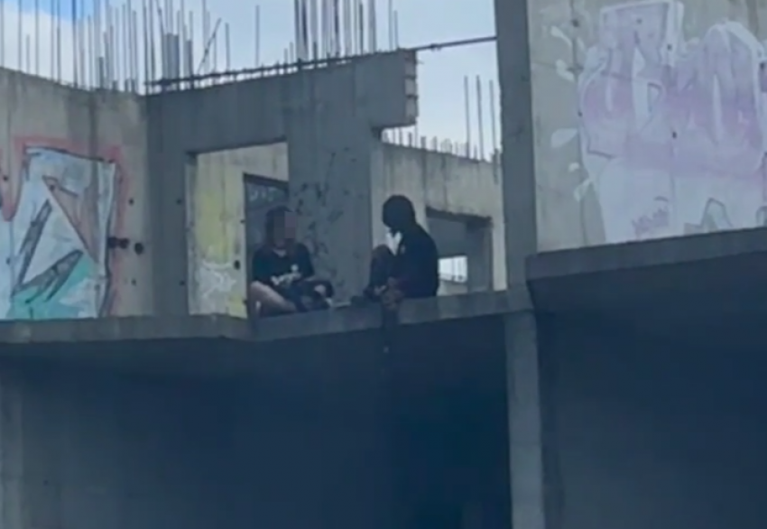 В Новороссийске подростков «сняли» с крыши новостройки