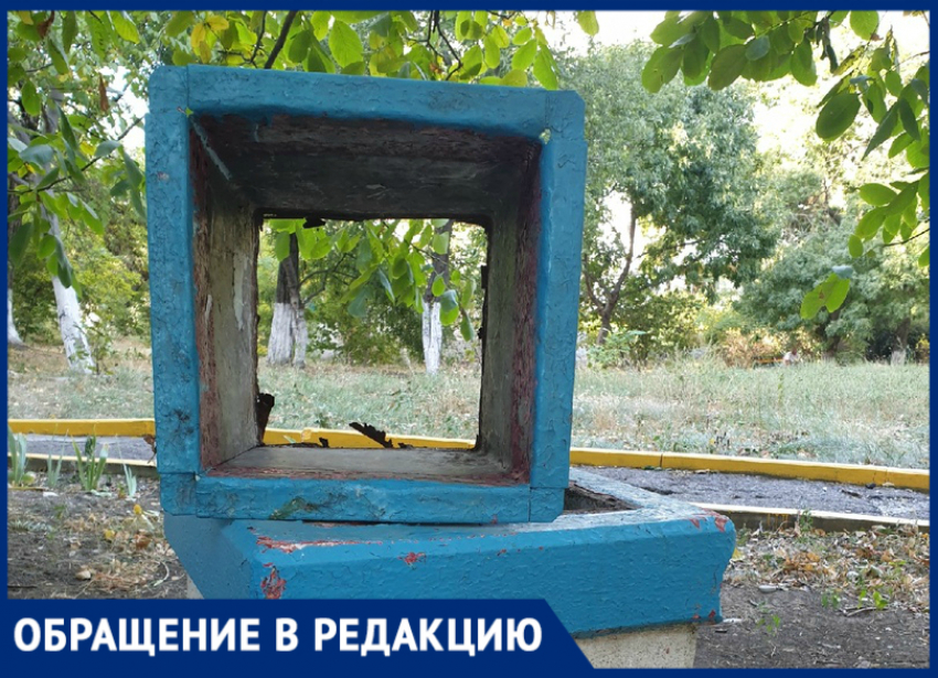 Новороссийцам подарили мусорную урну без дна