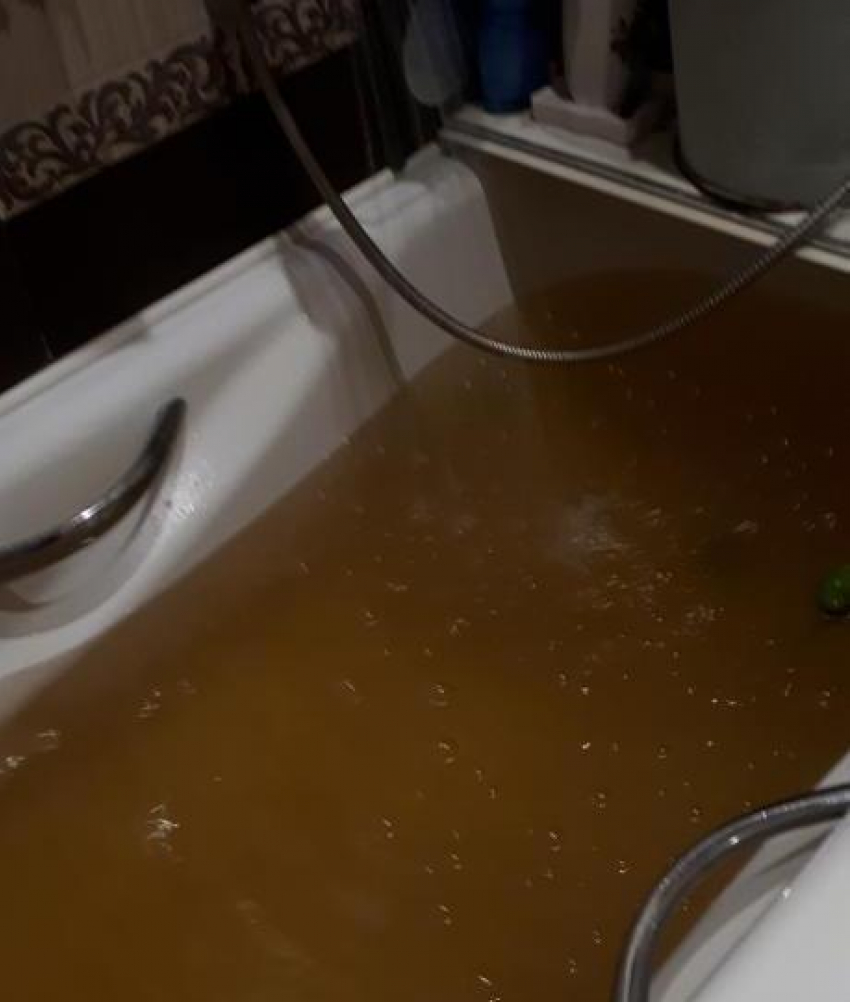 «Такую воду только на анализы», - у жителей Новороссийска из кранов течет коричневая жижа 