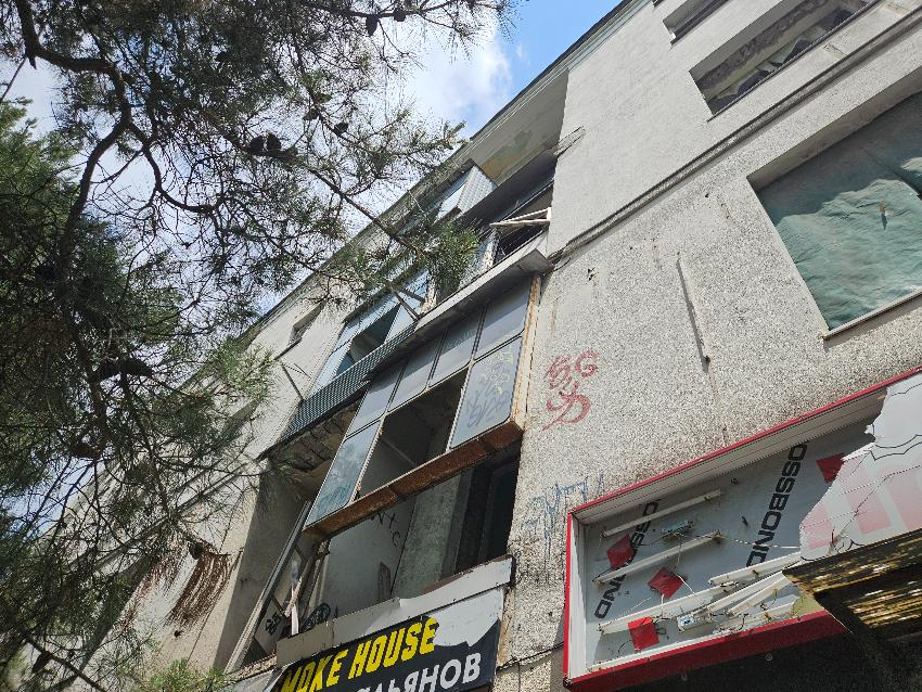 «Так когда уже снесут?», - дом с выбитыми стёклами в Новороссийске продолжает «украшать» центр