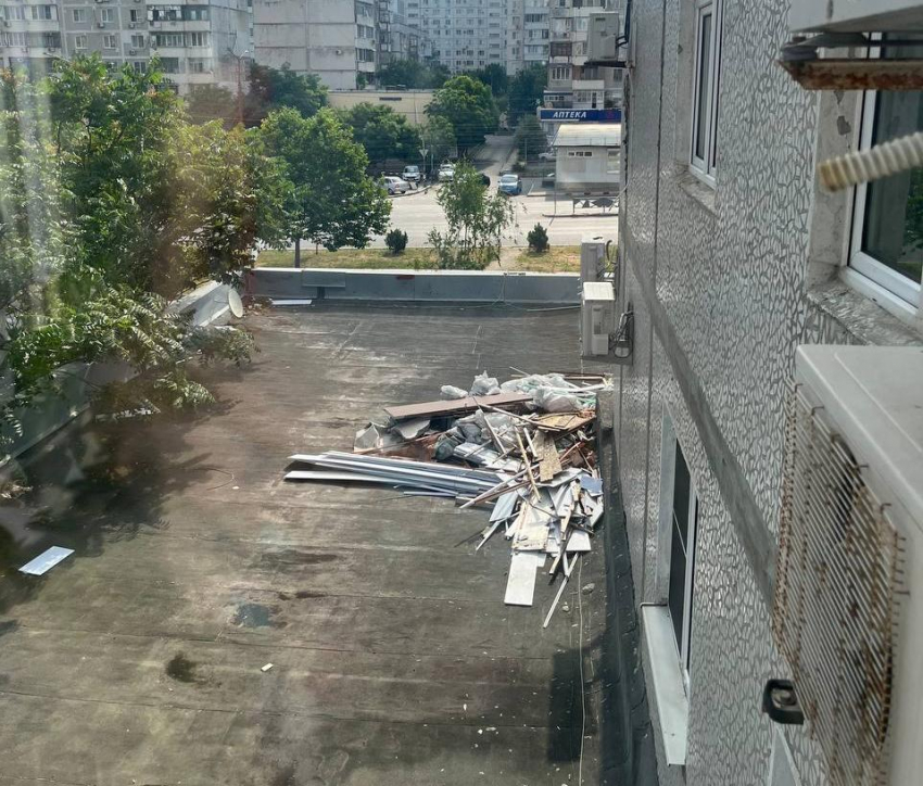 Новороссиец выбросил мусор на крышу дома и отказался убирать 