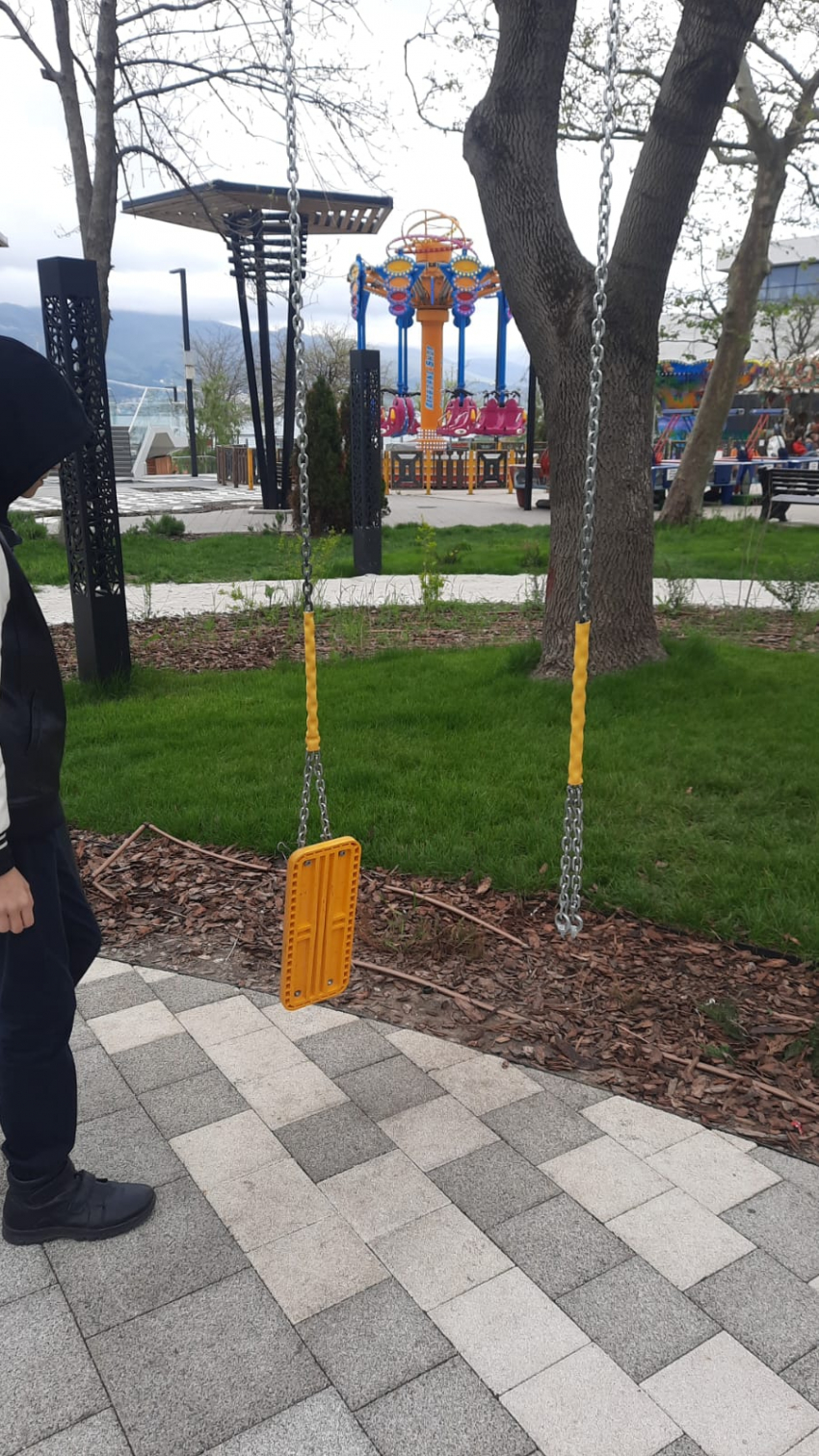 Вандалы сломали качели в парке Фрунзе Новороссийска
