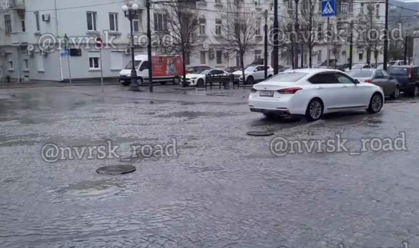 В центре Новороссийска дождём выбило крышки люков