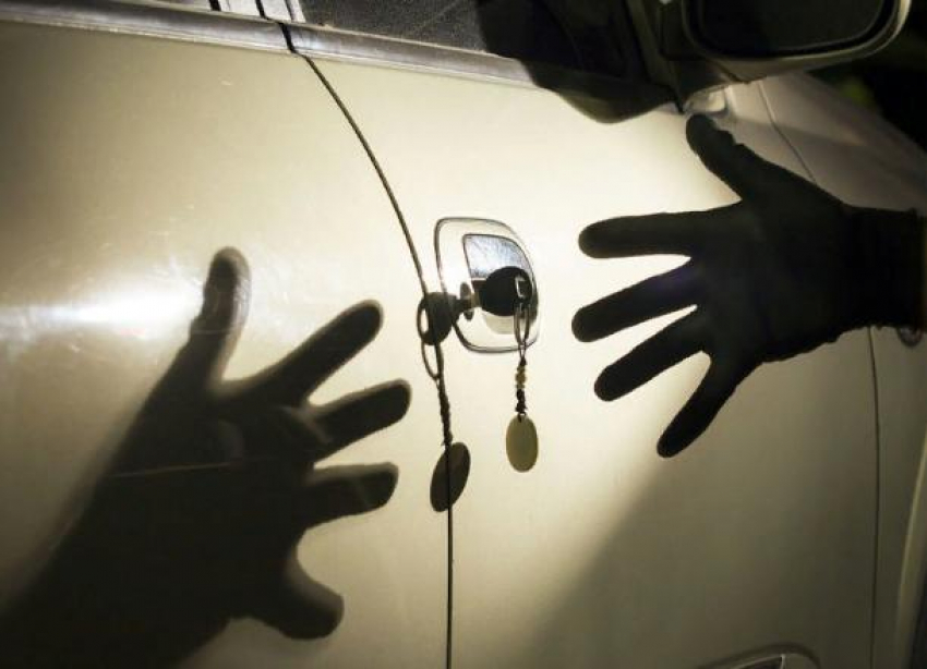 В Новороссийске украли машину вместе с воротами гаража   