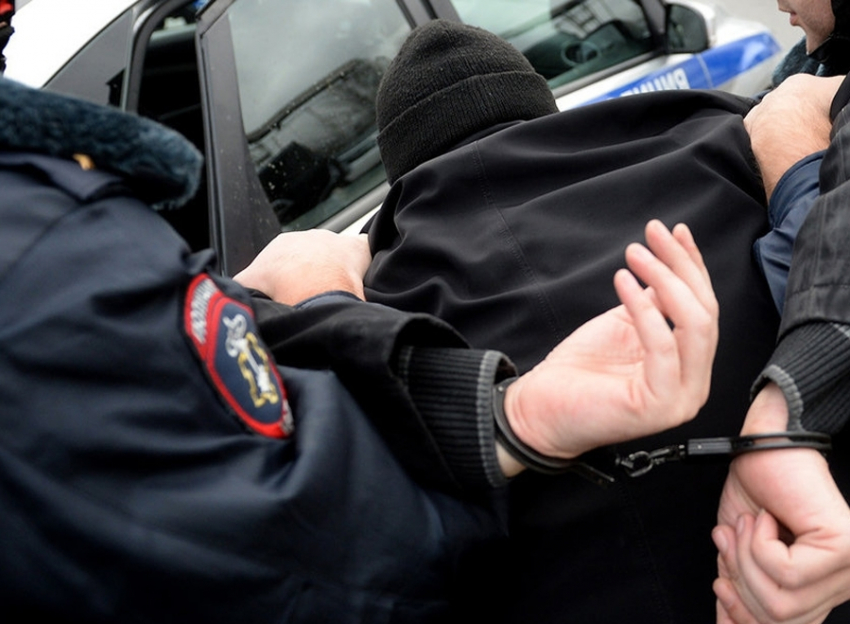 Рейс «Воронеж-Новороссийск-за решетку": полицейские Новороссийска поймали мужчину в федеральном розыске 