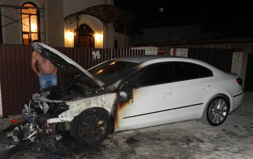 Неизвестные подожгли автомобиль в Новороссийске