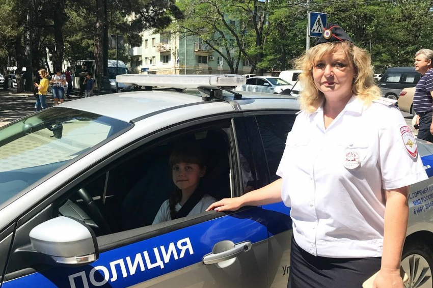 Инспектора ГИБДД Новороссийска впустили детей за руль служебного авто