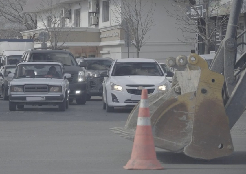 Стало известно, когда в Новороссийске заасфальтируют разрытые дороги