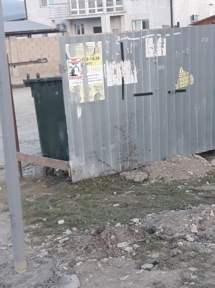 В  Раевской мусорная площадка оказалась на частной территории