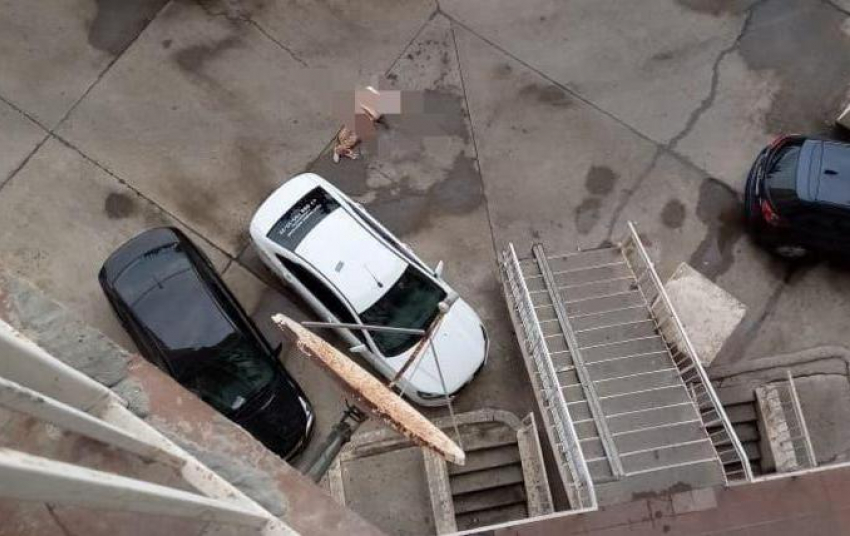 Новороссиец выпал из окна с 17 этажа