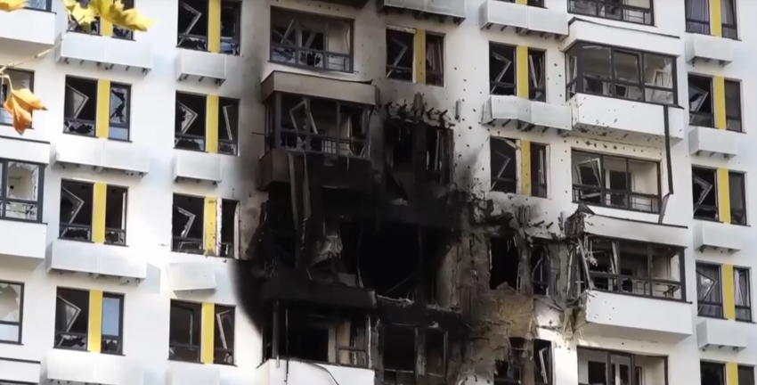 После атаки БПЛА многоэтажка в Новороссийске встретила зиму без окон и с полной неизвестностью 