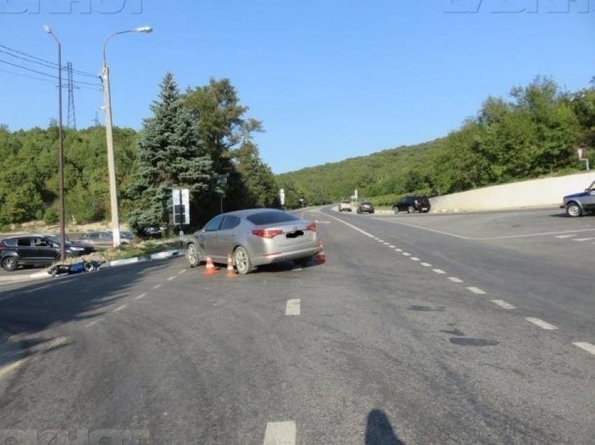 Мотоциклист без прав и шлема пострадал в ДТП в Новороссийске