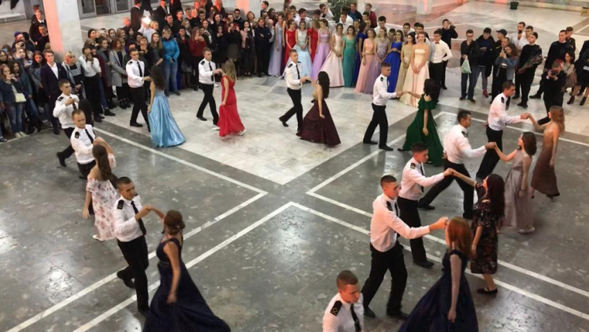 Курсанты «вышки» закружились в танце на Петровском балу