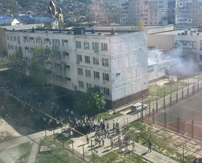 В школе Новороссийска произошел пожар: детей срочно эвакуировали 