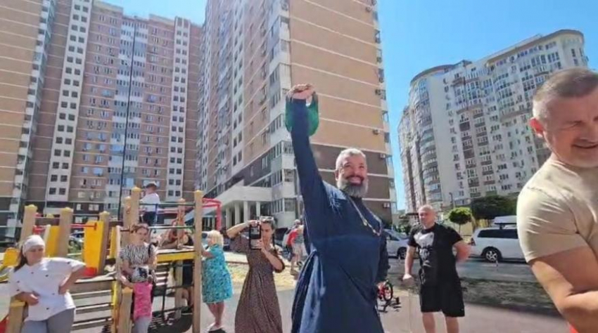 Иерей Роман Хотков из Новороссийска толкает в массы не только проповеди