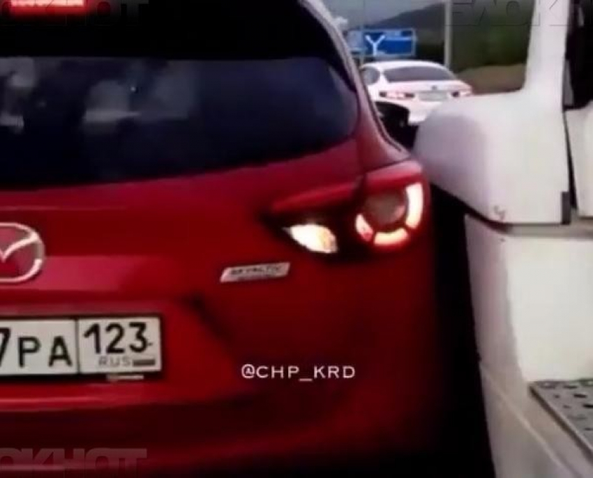 Опасный маневр привел автоледи под фуру на трассе Новороссийск-Краснодар