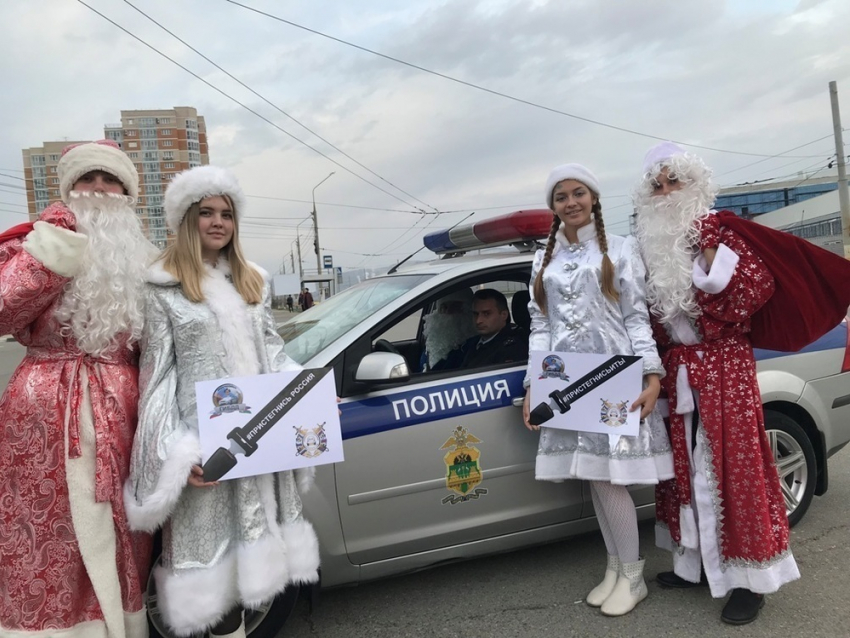 Урок ПДД провели автоинспекторы Новороссийска для Дедов Морозов и их внучек