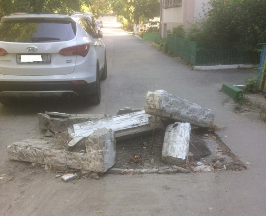 В Новороссийске на бюджетные средства клумбу заменили кучей мусора