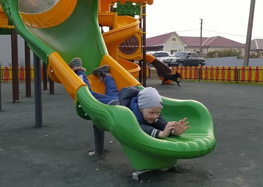 Новороссийцам пообещали перенести детскую площадку в безопасное место