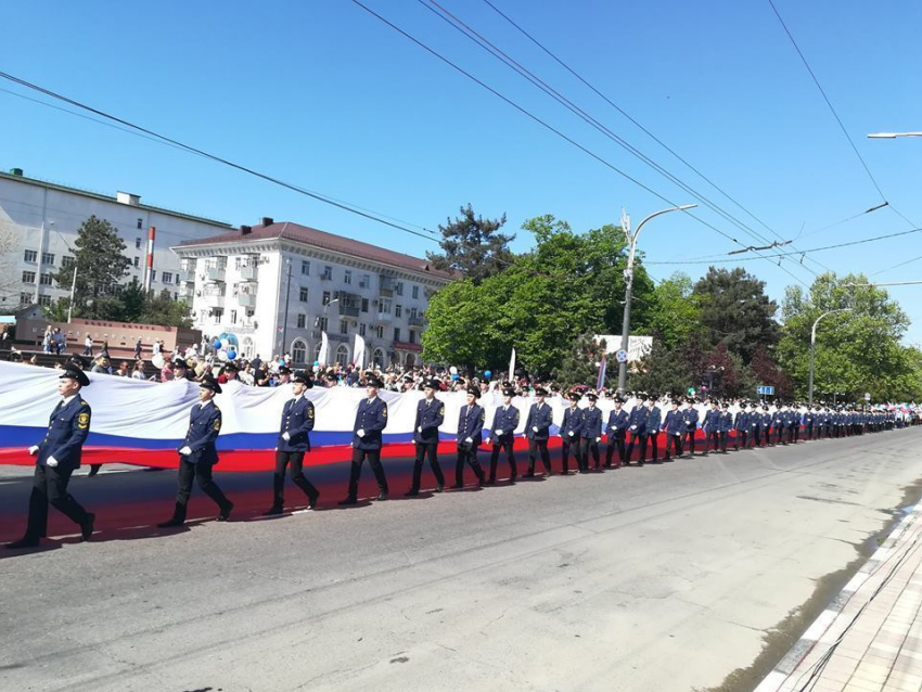 Прямо сейчас по главной улице Новороссийска несут огромный флаг России