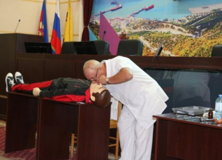 Сотрудники администрации Новороссийска научились искусственному дыханию «рот в рот»