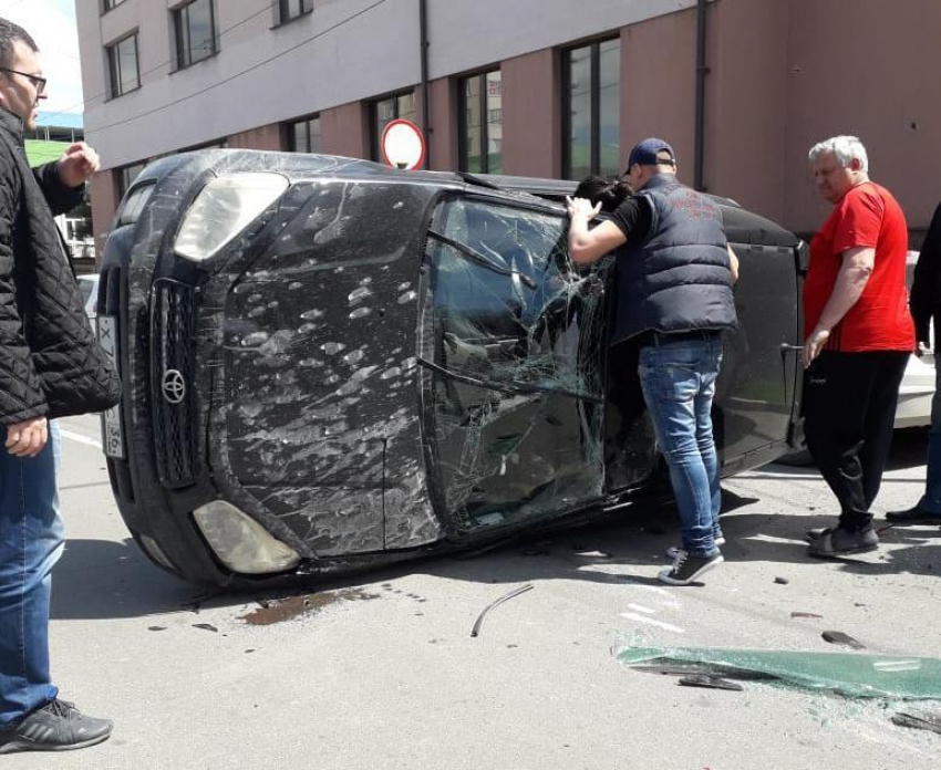 Жительница Новороссийска уснула за рулём и перевернула машину